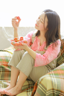 老婆运动时接听老公电话